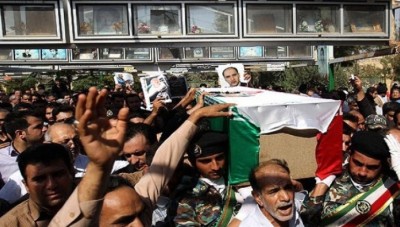 الآلاف يشيعون قتلى هجومي طهران ويرددون «الموت للسعودية»