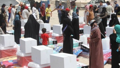 توزيع مواد إغاثية على اللاجئين السوريين بأورفا