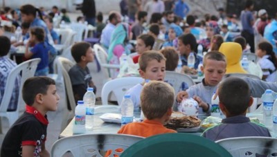 وقف الديانة التركي يقدم مأدبة إفطار لـ 1500 شخص بإدلب