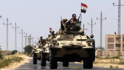 الجيش المصري ينشر دبابات عسكرية في الشوارع العامة