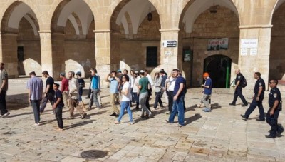 مستوطنون يقتحمون باحات المسجد الأقصى