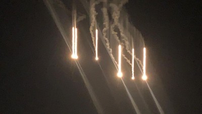 طائرة حربية مجهولة تُلقي قنابل ضوئية في أجواء مدينة الباب بريف حلب الشرقي.