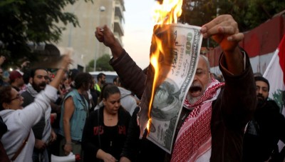 احتجاجات عنيفة في لبنان بسبب انهيار صرف الليرة اللبنانية
