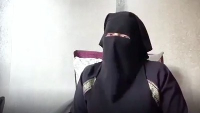 بالفيديو: معتقلة خرجت مؤخراً تروي فظائعاً من التعذيب النفسي والجسدي في سجون النظام