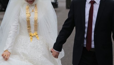 بحضور "طفلهما".. عروسان فلسطينيان يحتفلان بزفافهما بعد تأخر 12 عاماً