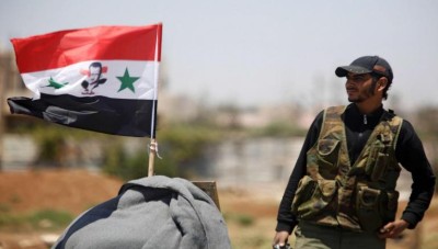 "نشفلنا كم وش حلو".. فيديو لعنصر في النظام أثناء خروج الطلاب لتقديم الامتحانات يثير "الغضب"