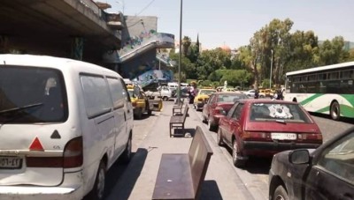 كراسي حديد للسوريين في شوارع دمشق