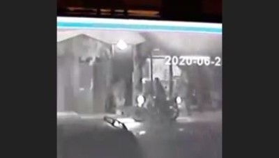 كاميرا مراقبة تلتقط عملية اغتيال نفذها "داعش" في مدينة الباب (فيديو)