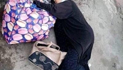 عنصر في ميليشيا "الدفاع الوطني" يرمي والدته في الشارع
