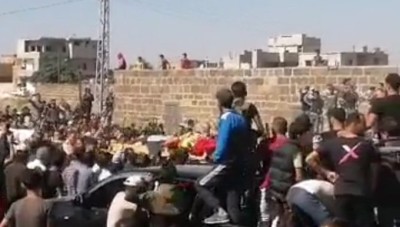 هتافات مناهضة للنظام في تشييع "أدهم الكراد" ورفاقه وسط درعا (فيديو)