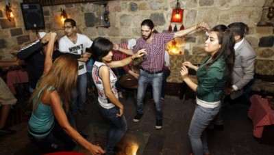شبيحة النظام يرقصون على جراح المرضى .. دمشقيون يشتكون من السهرات الصاخبة