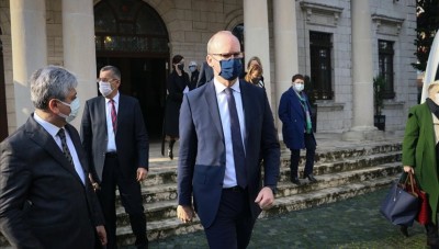 وزير الخارجية والدفاع الأيرلندي يطلع على  واقع  المساعدات عند معبر باب الهوى