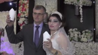 صهر روسي لعائلة سوريّة في اللاذقية يتحول إلى نجم على مواقع التواصل الاجتماعي