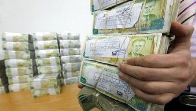 الليرة السورية تواصل انهيارها في افتتاح تداولات الاثنين