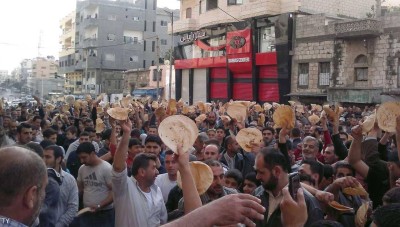 النظام يزعم أن أزمة الخبز في مناطقه ستنتهي قريبا