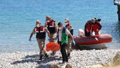 اجبرتهم اليونان على العودة...خفر السواحل التركي ينقذ 9 لاجئين قبالة سواحل إزمير