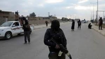 عبر منشورات ورقية...داعش يحذر عدة أشخاص في دير الزور