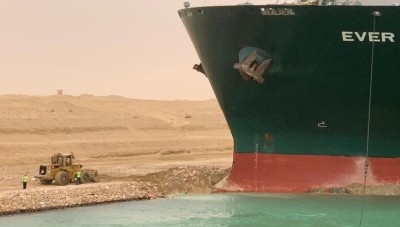 تطورات جديدة في عمليات تعويم السفينة الجانحة بقناة السويس