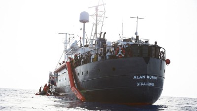 سفينة ألمانية تنقذ نحو 400 لاجئ في البحر المتوسط