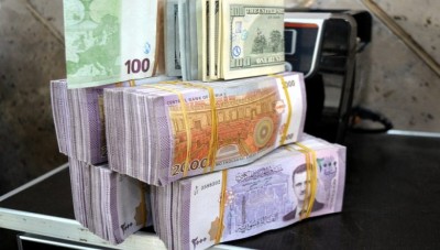 الليرة السورية تتراجع من جديد أمام الدولار في افتتاح تداولات الخميس