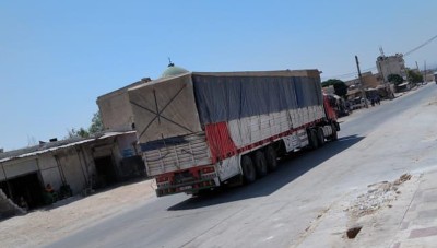 عبر ميزناز ..دخول 12 شاحنة تحمل مساعدات إنسانية من مناطق النظام إلى إدلب