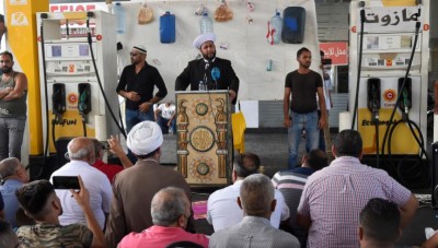 احتجاجا على انقطاع المحروقات ...اللبنانيون يصلّون الجمعة في محطات الوقود
