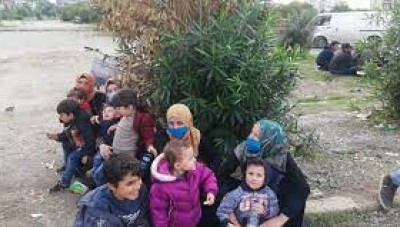 أكثر من 900 عائلة سورية يبيتون في العراء بعد طردهم من قرية لبنانية