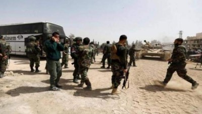 حاجز للفرقة الرابعة يصادر مقتنيات لعناصر من الحرس الجمهوري في دير الزور بعد إذلالهم