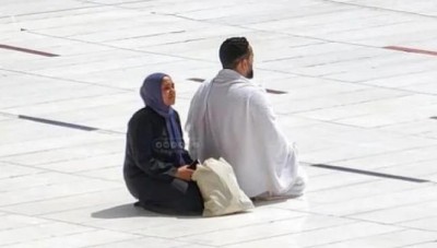 صورة بألف معنى.. مشهد فتاة تستظل بأخيها في المسجد الحرام من شد الحر يحصد آلاف المشاهدات
