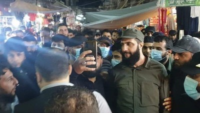 الجولاني  يتجول في سوق إدلب ليلة عيد الفطر محاطا بعشرات الأمنيين