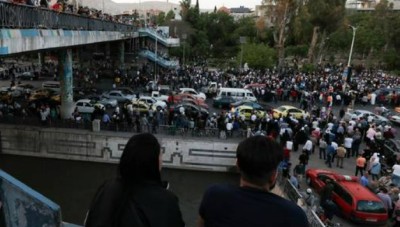 بعد عفو رئاسي.. سيدة مفترشة الأرض بدمشق تقول انتظر خروج أولادي الخمسة وزوجي منذ 9 سنوات