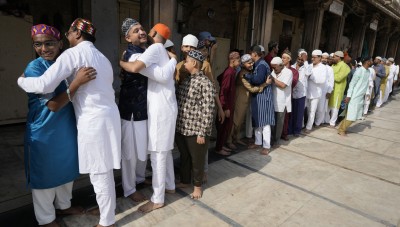 مسلمو الهند يحتفلون بعيد الفطر وسط أعمال عنف طائفية