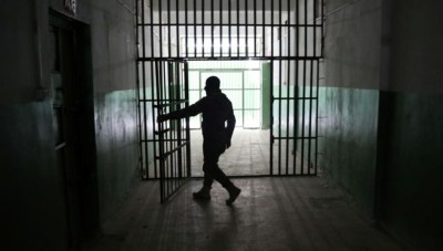 قصص صادمة لمعتقلين خرجوا من سجون النظام  ليتفاجؤوا بأن زوجاتهم أصبحن محرمات عليهم