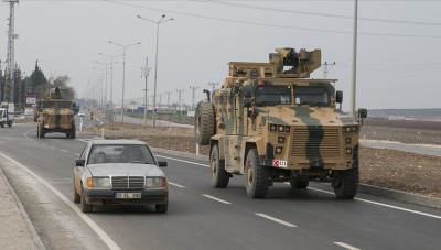 تركيا ترسل تعزيزات عسكرية تركية إلى الحدود السورية
