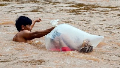 في أكياس بلاستيك.. أطفال يعبرون النهر طلباً للعلم