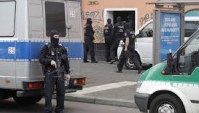 ألمانيا .. الشرطة تداهم منازل سلفيين ومسجد للاشتباه بحصولهم على مساعدات بطرق غير قانونية 