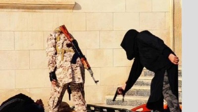 "داعش" يعدم "جواسيساً للنظام" في السخنة والتحالف ينفذ إنزالاً جوياً ضد التنظيم بريف دير الزور (صورة)