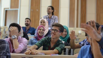 منحة دراسية لللاجئين السوريين في الأردن 