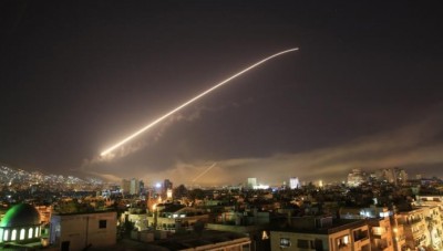 إعلام النظام: الدفاع الجوي يتصدى لهدف قرب دمشق