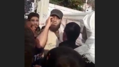 "هي شواربي إذا مابشحطك".. موظف إغاثة يهدد نازحين في مخيم شمالي حلب (فيديو)