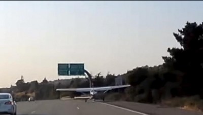 هبوط اضطراري لطائرة أمريكية على طريق عام مزدحم (فيديو) 