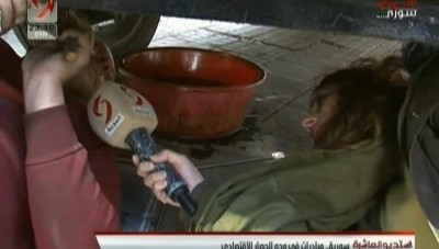 شاهد: مذيعة التلفزيون السوري في وضعية غريبة 