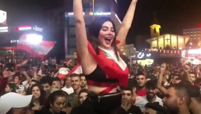 شاهد.. السورية "إنجي خوري" تشارك في مظاهرات لبنان