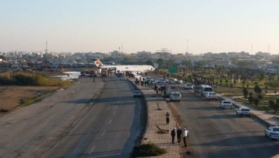 طائرة إيرانية تخرج عن مدرجها لتهبط في الشارع (فيديو)