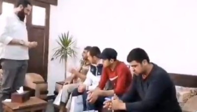 ظهور جديد.. "الجولاني" يلتقي المحررين في عملية تبادل الأسرى مع النظام (فيديو)