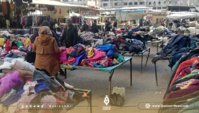 الأوضاع الاقتصادية المتردية تُجبر الأمهات على بيع ملابس أولادها المستعملة بين بعضهم البعض