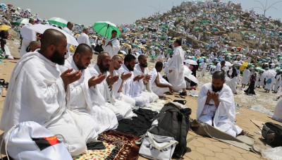"الحج لكل السوريين".. النظام يتباكى والائتلاف يرد
