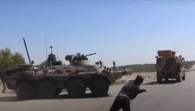 مدنيون يرشقون العربات الروسية بالحجارة على طريق M4.. تعثر الدورية الحادية عشر (فيديو)