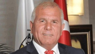 رئيس بلدية في إزمير يهاجم السوريين ويتوعد بطردهم