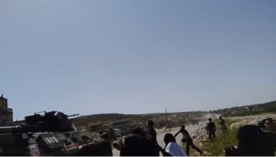 رشق بالبيض والحجارة.. مراسل قاسيون يوضح حقيقة استهداف الدورية الروسية بقذيفة على طريق M4 (فيديو)
